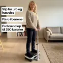 AVA Vibrationstræner Plus med støttestang brugt stående i en dansk stue