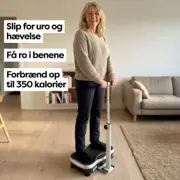 AVA Vibrationstræner Plus med støttestang brugt stående i en dansk stue