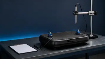 Vibrationsplade med sensorer og måleudstyr på testbænk